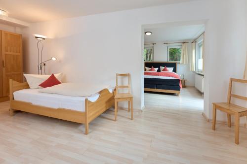 - une chambre avec un lit et deux lits dans l'établissement Thermen Appartements Gabriela, Appartement 60 qm, EG, à Bad Krozingen