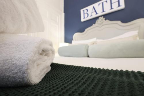 Кровать или кровати в номере Cozy Bath Hideaway Serene Garden Escape