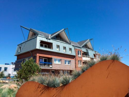 une maison avec un toit au sommet d'une colline dans l'établissement ancora Marina Haus 1 Nr 02, Typ 2, à Neustadt in Holstein
