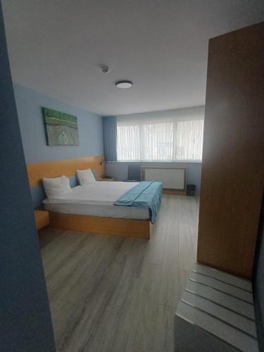 Katil atau katil-katil dalam bilik di Golden Palas Hotel