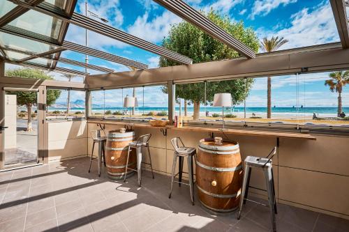 a bar with a view of the beach at Conquistador A - by Welcomely in El Campello