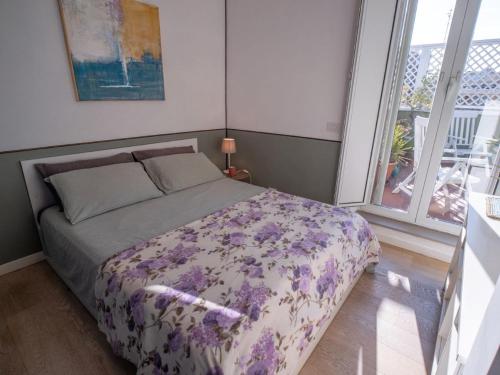una camera da letto con un letto con una coperta floreale viola di Luxury Penthouse Parioli a Roma