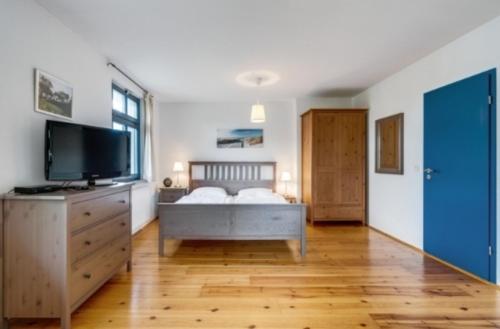 a bedroom with a bed and a flat screen tv at Studio 52 in Rankwitz