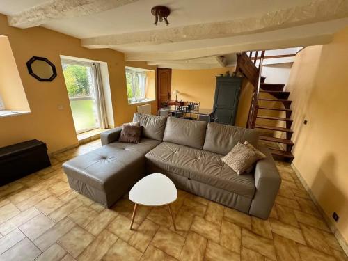 Photo de la galerie de l'établissement Charmante maison avec jardin et barbecue à Bon Repos sur Blavet, à Saint-Gelven