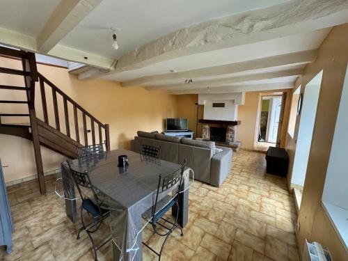 Photo de la galerie de l'établissement Charmante maison avec jardin et barbecue à Bon Repos sur Blavet, à Saint-Gelven