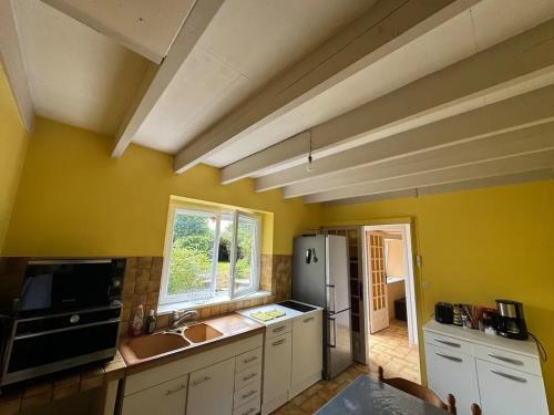 Photo de la galerie de l'établissement Charmante maison avec jardin et barbecue à Bon Repos sur Blavet, à Saint-Gelven