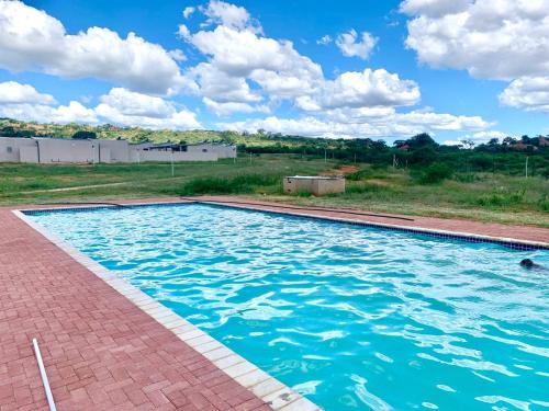 una piscina con acqua blu in un cortile di Hlako Lodge a Ga-Tisana