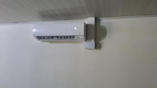 a air conditioner hanging from a wall in a room at Anchia - Hostel in Alajuela City