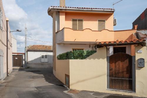 a building with a plant on the side of it at Sa Domo 'e Giosso in Flussio
