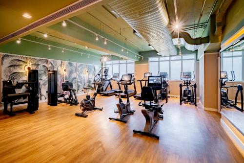 a gym with treadmills and exercise equipment in a room at Grand Mercure Rio de Janeiro Copacabana in Rio de Janeiro