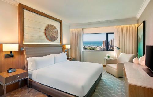 Ένα ή περισσότερα κρεβάτια σε δωμάτιο στο Hilton Durban
