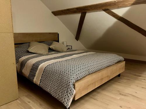 - une chambre avec un lit dans un dortoir doté de parquet dans l'établissement Charmant loft de montagne Tranquilité et confort, à Thollon-les-Mémises