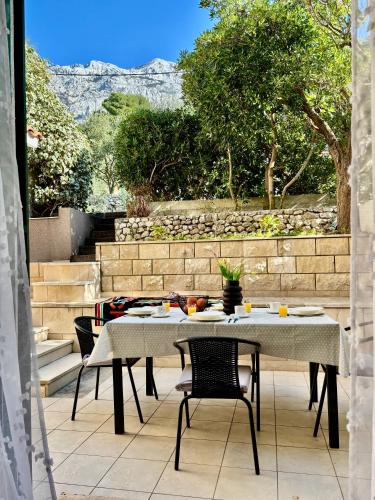 Apartment Marko with terrace and mountain view in Brela