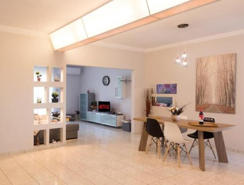 Cozy flat on the main square, 10min to the sea