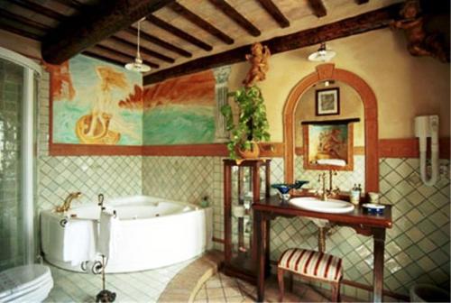 y baño con bañera, lavamanos y bañera. en Il Paradiso del Re, en Arcevia
