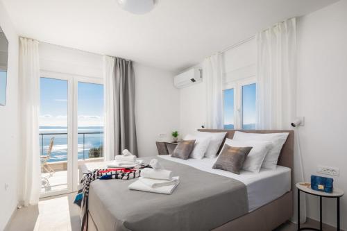 Postel nebo postele na pokoji v ubytování Villa Maris & Ivana Brela 2x28m2 heated pool gym