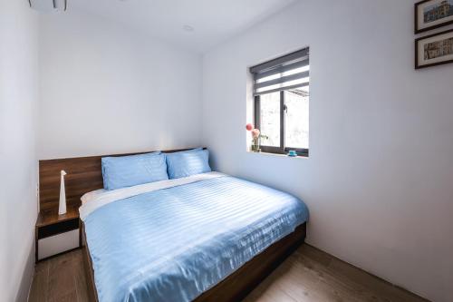 a small bedroom with a bed and a window at Lynn by La Doma Express in Ho Chi Minh City