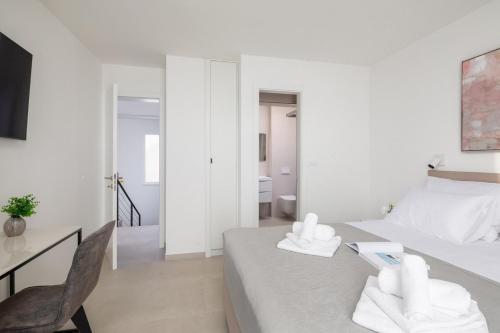 Postel nebo postele na pokoji v ubytování Villa Maris & Ivana Brela 2x28m2 heated pool gym