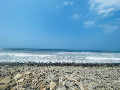 a rocky beach with the ocean in the background at Surf Marola Sunzal in El Sunzal