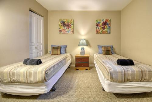 - 2 lits dans une chambre avec 2 lits dans l'établissement La Bête Tremblant Classic Charming Chalet, à Mont-Tremblant