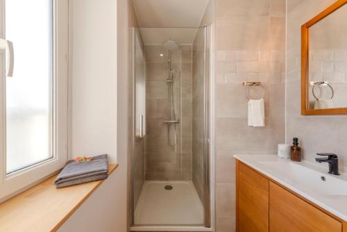 a bathroom with a shower and a sink at Sweet - Superbe appartement avec parking privé - Paris-Disney & CDG à 25 minutes in Pomponne