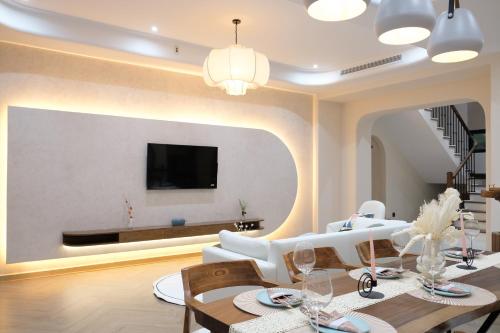 TV a/nebo společenská místnost v ubytování NAMstay Villa - Novaworld Phan Thiet