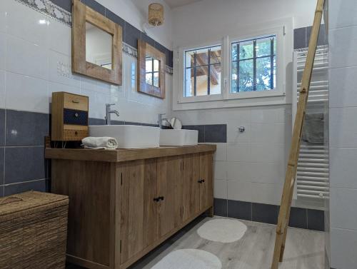 une salle de bain avec une baignoire et un lavabo dans l'établissement Villa Serenité avec Piscine au Coeur du Luberon, à La Tour-dʼAigues