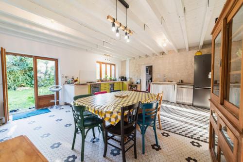 une cuisine et une salle à manger avec une table et des chaises dans l'établissement La Moulière family house, à Montamisé