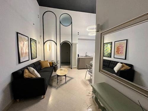 salon z czarną kanapą i lustrem w obiekcie Boutique -Old Town - Palace w mieście Citta' Sant'Angelo