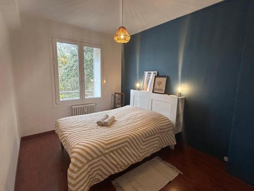 une chambre avec un lit avec une couverture rayée dans l'établissement Le Coteau city center near train station, à Poitiers