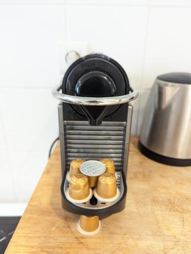 un transformateur de denrées alimentaires avec des beignets assis sur une table dans l'établissement Appartement calme, à Bobigny