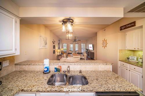 cocina con 2 lavabos y encimera en Meet Me At The Lake, en Lago Vista