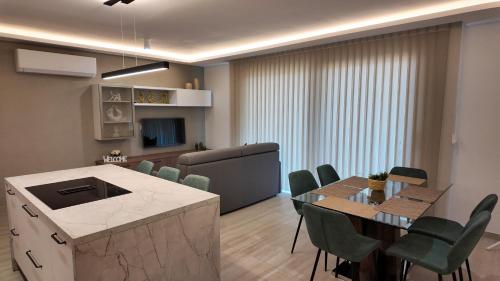 Una cocina o zona de cocina en Skyline Modern Apartment