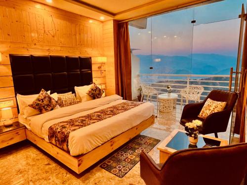 Postel nebo postele na pokoji v ubytování The Classic Woods Palace - #mountain view #open terrace #parking #premium rooms with balcony #best selling hotel in mussoorie