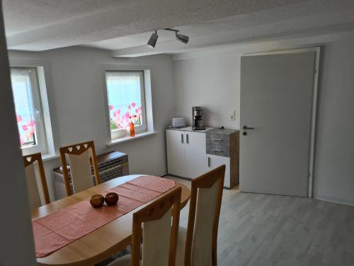 a dining room with a table and a kitchen at Haus Lauterberg 3 - Das Urlaubsdomizil im Harz in Bad Lauterberg