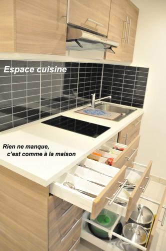 une cuisine avec un comptoir et un tiroir ouvert dans l'établissement Studette Cannes Croisette Martinez Area, à Cannes