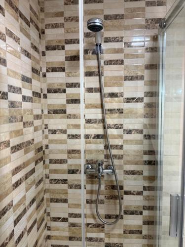 een douche met een douchekop in een badkamer bij Apartamento Azonaicas in Córdoba