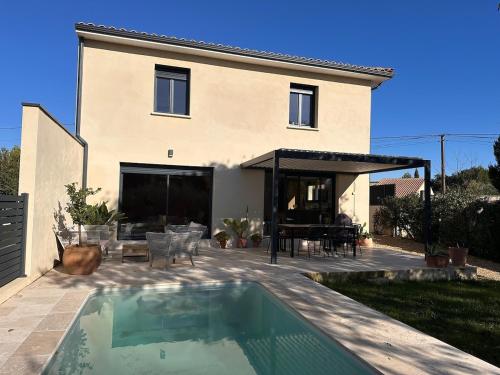 une villa avec piscine devant une maison dans l'établissement Contemporary charming villa, à Sommières