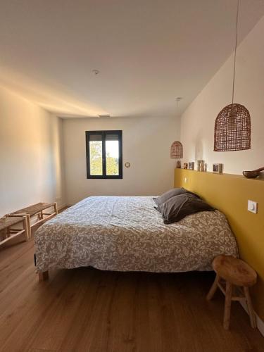 une chambre avec un lit et une fenêtre dans l'établissement Contemporary charming villa, à Sommières