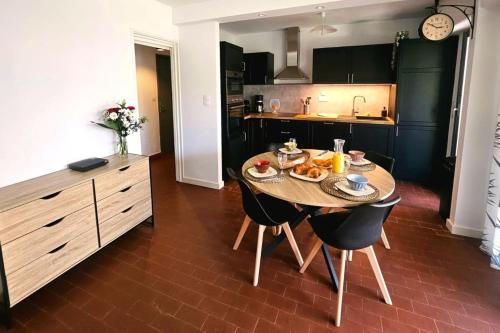 une cuisine avec une table avec de la nourriture dessus dans l'établissement Cozy T2 with garden near the sea, à Saint-Mandrier-sur-Mer