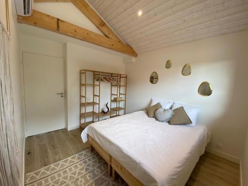 una camera da letto con un letto con un orsacchiotto sopra di Comfortable holiday villa with spa a Lacanau