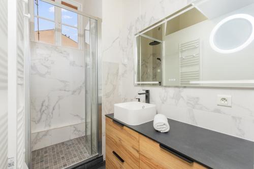 une salle de bain avec un lavabo et une douche dans l'établissement 2mn Monaco - Charmant deux pièces - CV, à Beausoleil