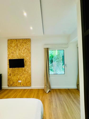 an empty room with a window and a bed at VALE MAR Guest in Ribeira Brava