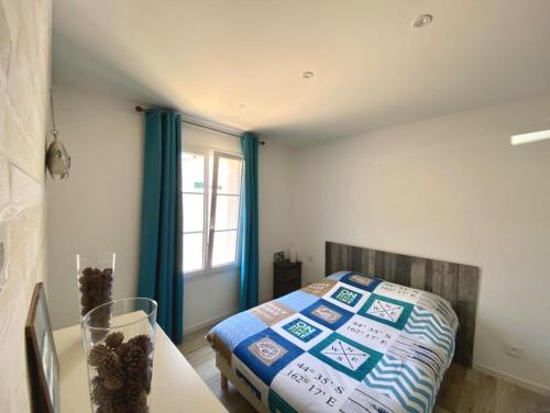 une chambre avec un lit, une table et une fenêtre dans l'établissement Villa Harmonia, à Sainte-Marie de Ré