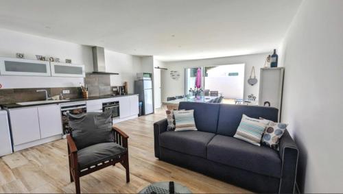 un salon avec un canapé et une cuisine dans l'établissement Villa Harmonia, à Sainte-Marie de Ré
