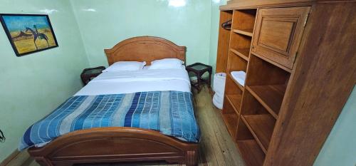 a small bedroom with a bed and a book shelf at Ryad 91 in Casablanca
