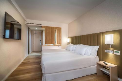 Ένα ή περισσότερα κρεβάτια σε δωμάτιο στο Barceló Bilbao Nervión