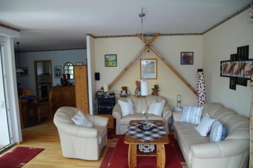 a living room with two couches and a table at Jonnys in Hage