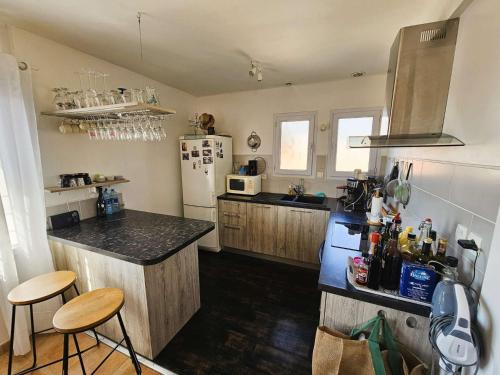 - une cuisine avec des comptoirs en bois et un réfrigérateur blanc dans l'établissement Bel appartement avec balcon à 300m de plage, climatisation, internet..., à Six-Fours-les-Plages