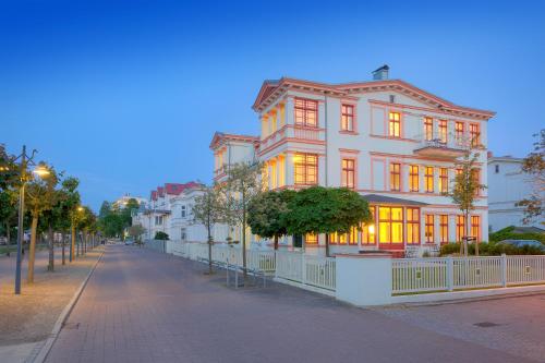 a large white building on a city street at Villa Seeblick Kachliner See in Ahlbeck